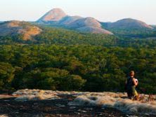 Sdliches Afrika, Zambia: Wildes Zambia - Granitfelsen dominieren Teile der Landschaft Zambias